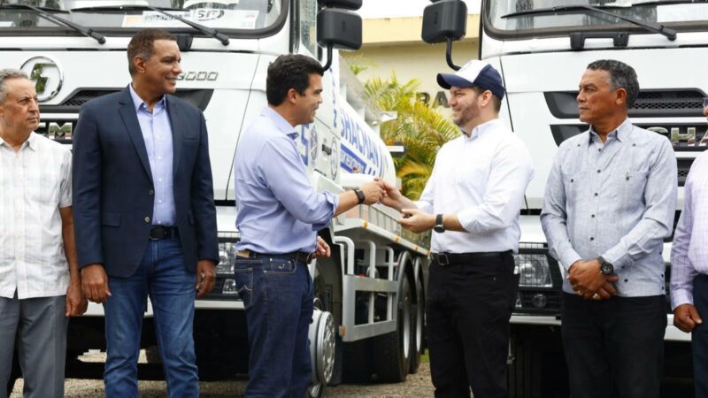 Arnaud trata con sectores de Espaillat sobre proyecto de agua y saneamiento; entrega dos camiones a la Coraamoca