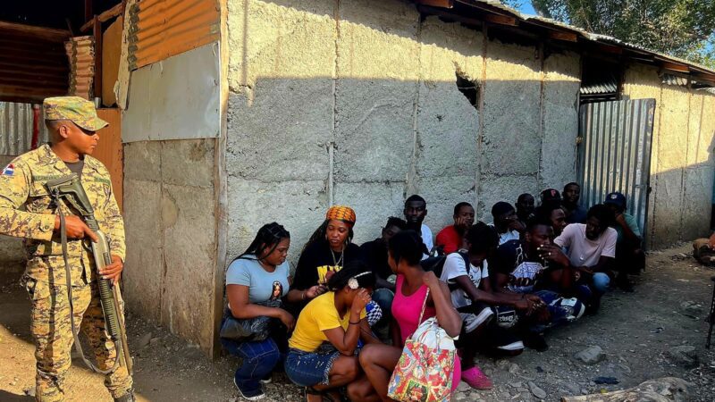 Descubren inmigrantes indocumentados escondidos en una vivienda utilizada como refugio en Elías Piña