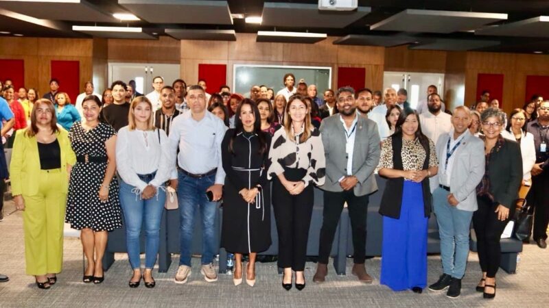 El SNS forma a colaboradores sobre manejo de línea gráfica, identidad e imagen de hospitales SRSM