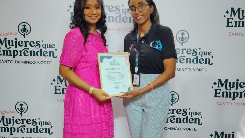 La comunicadora Nhayide Mejía, fue reconocida por ; Mujeres Que Emprenden SDN