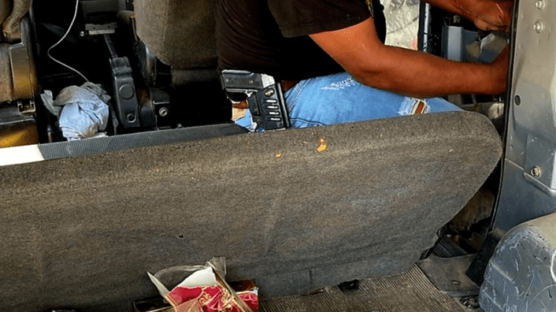 Ejército confisca contrabando de 1,130 cajetillas de cigarrillos en furgoneta