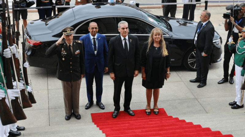 Luis Abinader asiste a la ceremonia de toma de posesión del presidente de Uruguay, Yamandú Orsi