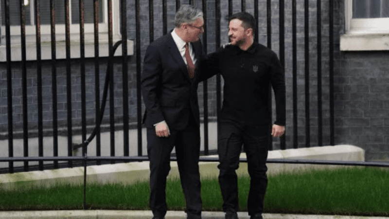 “Estamos contigo y con Ucrania”, le dice Starmer a Zelenski recibiéndolo en Londres