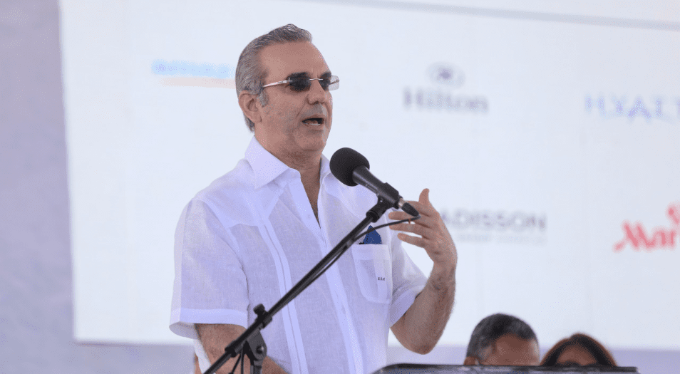 Presidente Luis Abinader retira más de 800 policías, incluidos 84 coroneles