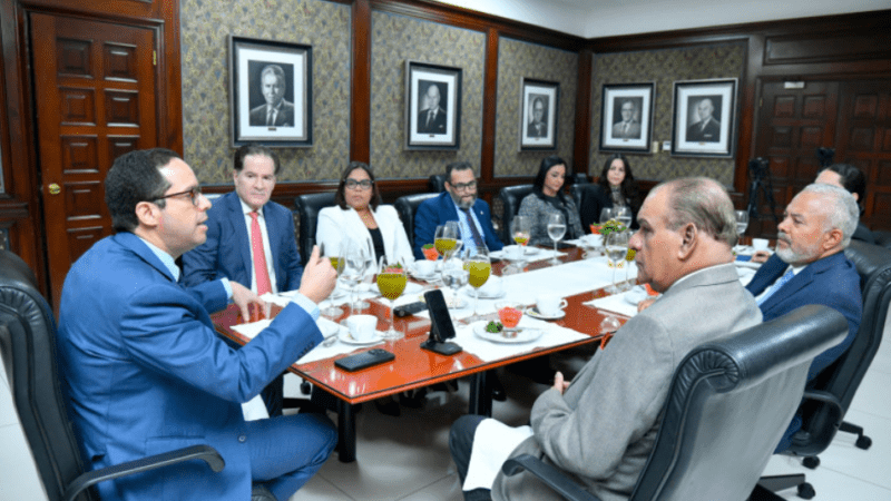 Sigmund Freund dice Gobierno evalúa aumento al salario mínimo para el sector público