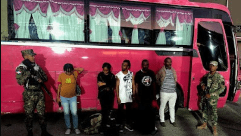 Arrestan a tres dominicanos y un haitiano transitando con indocumentados en San Juan y Pedernales