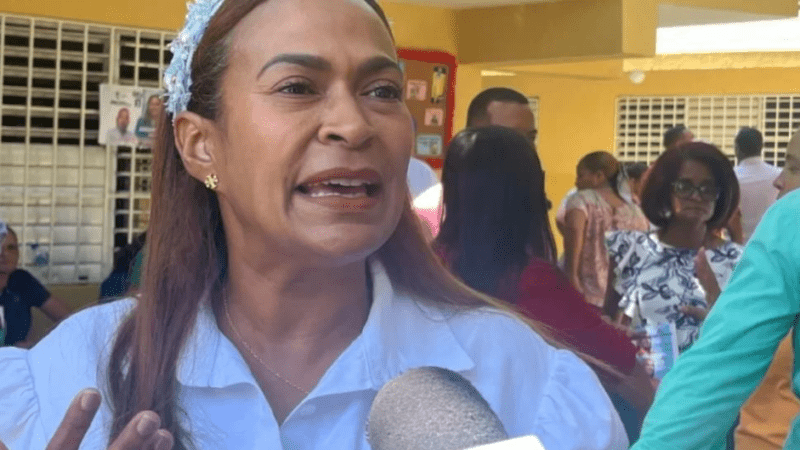 Adhamilka Espinal condena agresión policial contra maestros que exigían construcción de escuelas