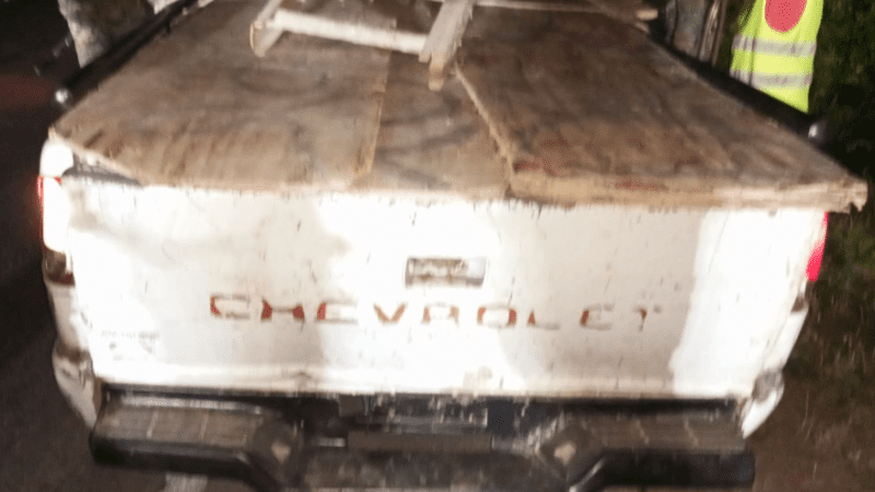 Apresan hombre ocultaba indocumentados debajo de tablas de madera en una camioneta en San Juan de la Maguana
