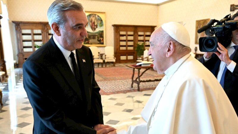 Presidente Abinader declara tres días de duelo por la muerte del Papa