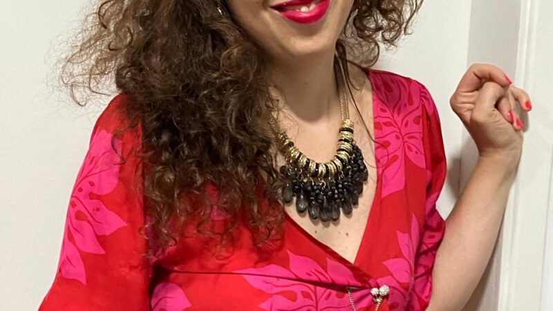 «Con Voz Propia Romina Escorihuela: La Intérprete que Acompaña a Líderes y Organizaciones Globales»