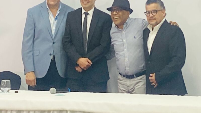 Alex Bueno presenta ante la prensa su nuevo disco «El más completo»