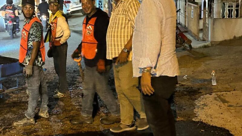 Alcalde Wilfredo Olivences supervisa trabajos de bacheo en Sosúa incluso de noche para garantizar calles seguras