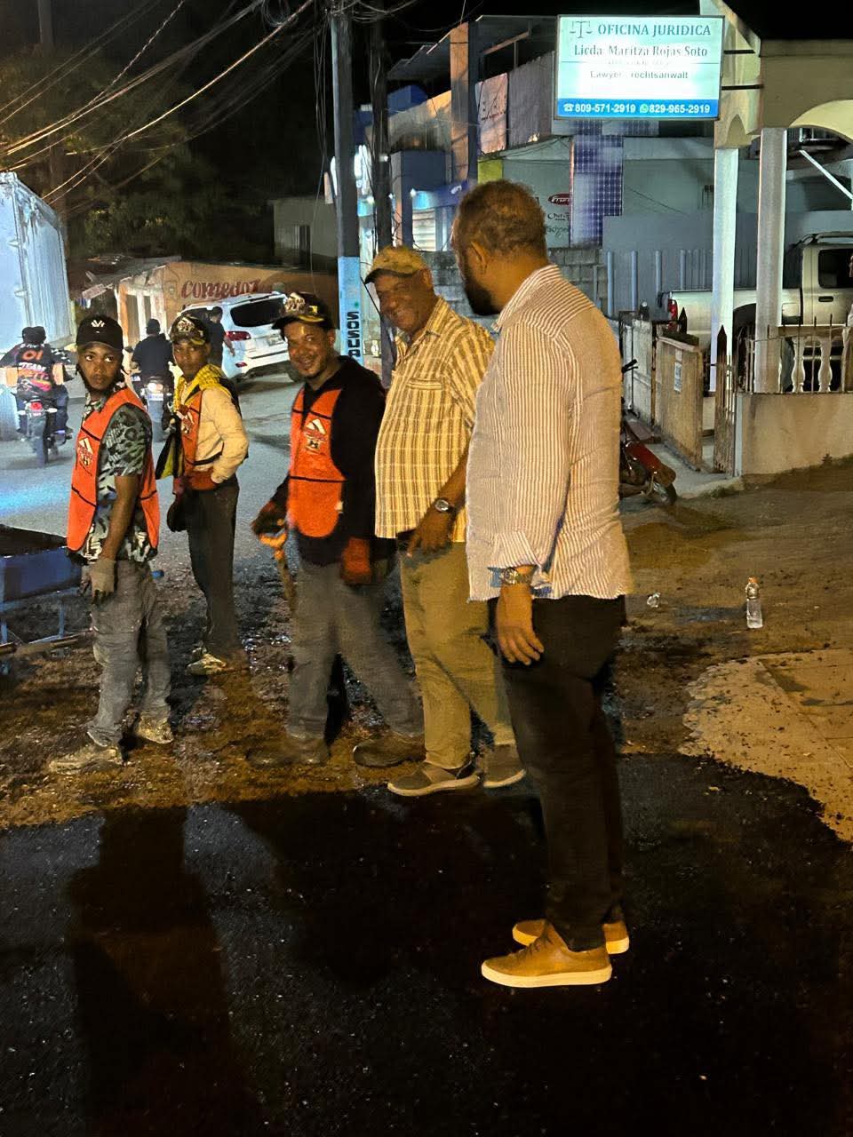 Alcalde Wilfredo Olivences supervisa trabajos de bacheo en Sosúa incluso de noche para garantizar calles seguras