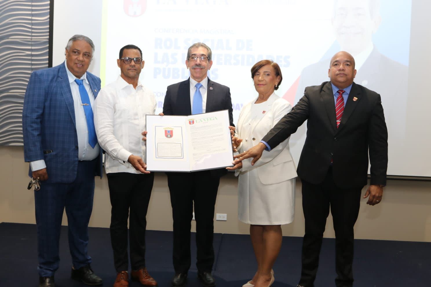 El Dr. Jorge Asjana David es declarado Huésped Distinguido de la Provincia de La Vega, en el marco de su conferencia Rol Social de las Universidades Públicas