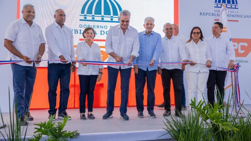 Presidente Abinader entrega calles asfaltadas en distintos sectores de Baní