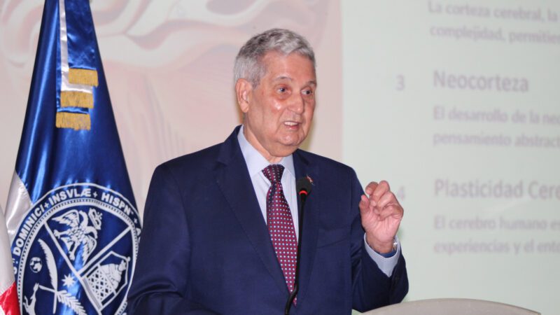 “Un Viaje al Cerebro” la magistral conferencia presentada por la Dr. José Joaquín Puello Herrera