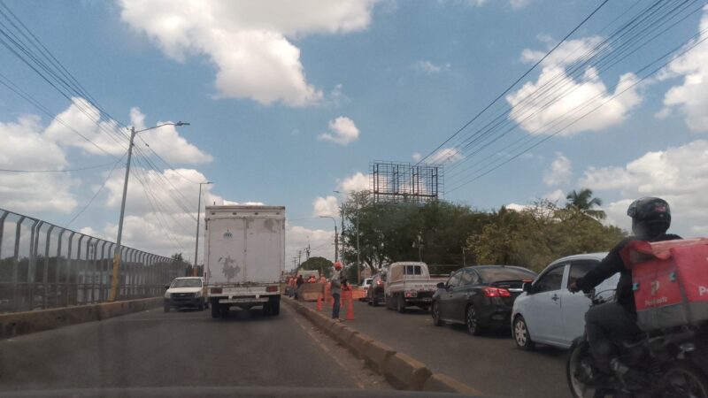 Reparación del puente de la 17 y tránsito al mismo tiempo: Entaponamientos en medio de la reparación del puente de la 17