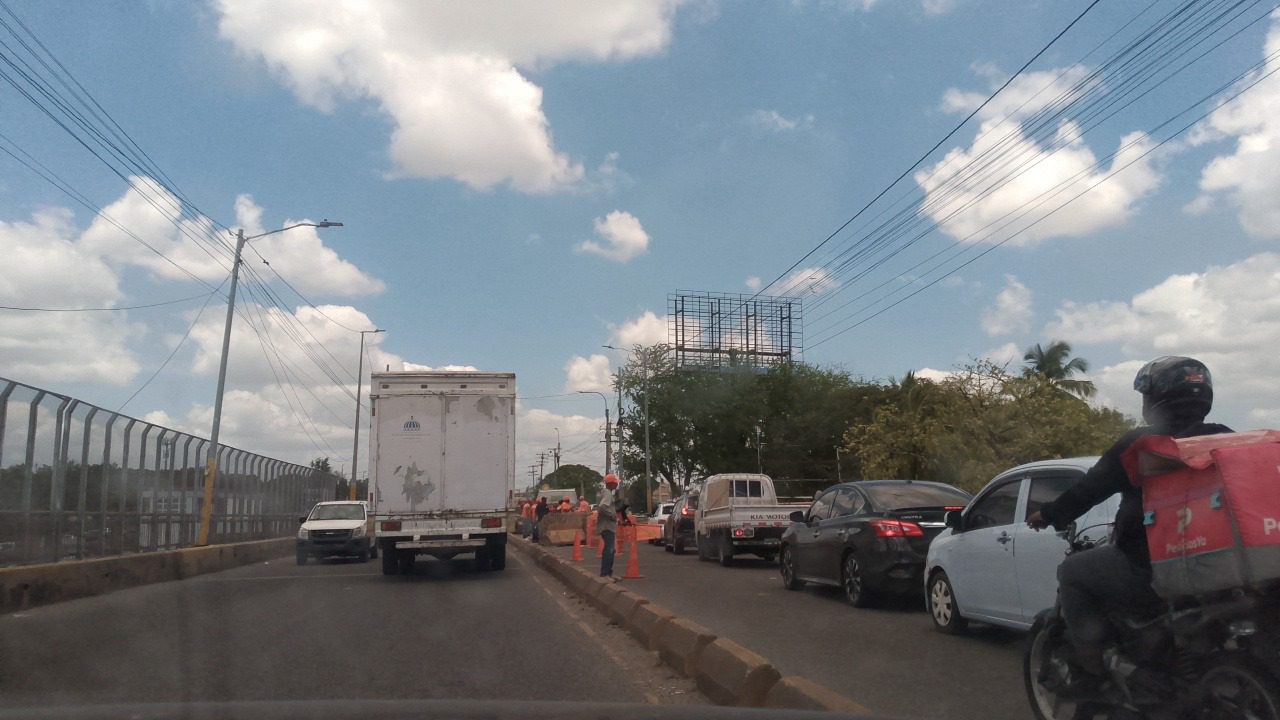 Reparación del puente de la 17 y tránsito al mismo tiempo: Entaponamientos en medio de la reparación del puente de la 17