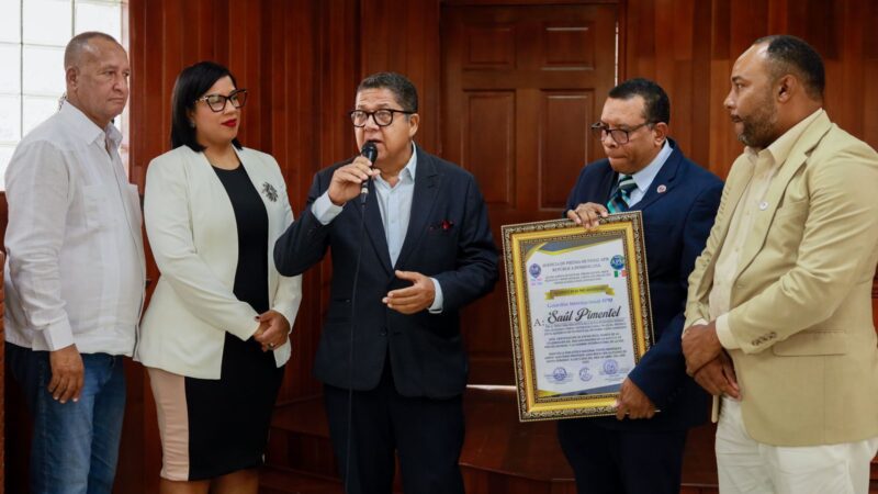 Saúl Pimentel es reconocido por la APM en la Sala Capitular de San Cristóbal