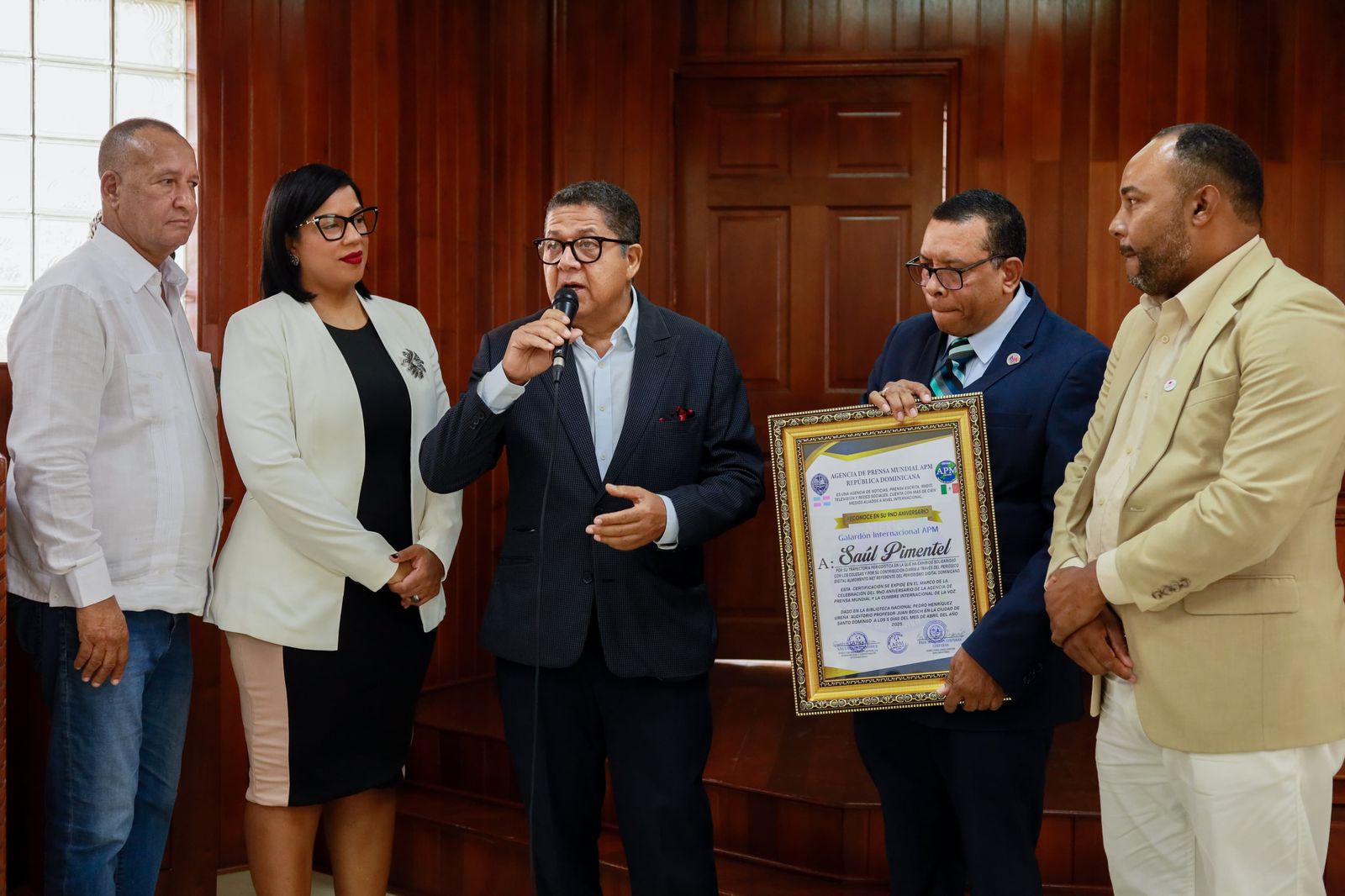 Saúl Pimentel es reconocido por la APM en la Sala Capitular de San Cristóbal