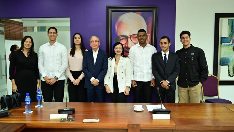 Club de Ideas Políticas UCSD sostiene café político con el expresidente Danilo Medina