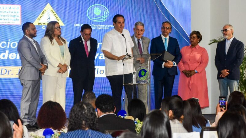 Reconocen al Dr. José Joaquín Puello en Simposio Nacional sobre ACV que traza hoja de ruta para el Código ICTUS 2025