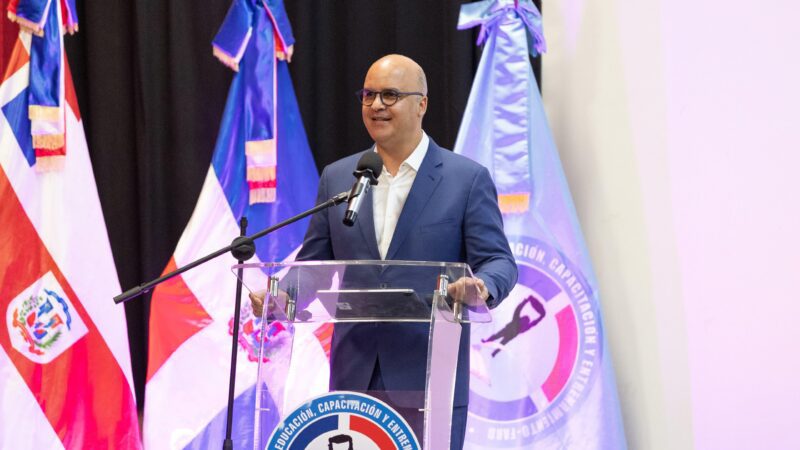 Director del IDAC Igor Rodríguez presenta beneficios del transporte aéreo durante Conferencia a miembros FARD