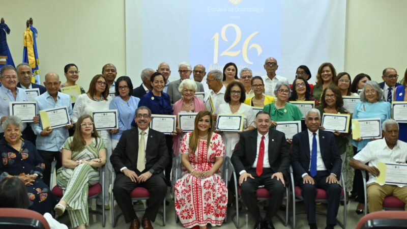 Asjana David felicita Escuela de Odontología UASD por su 126 aniversario