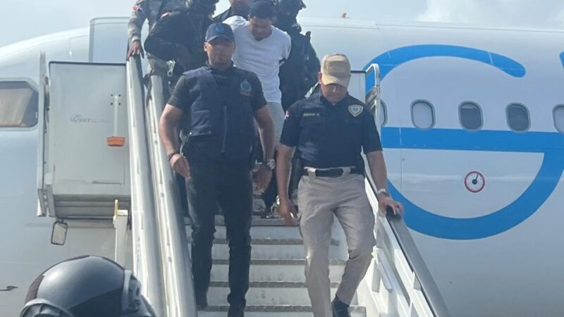 Tras captura en Nueva York, Estados Unidos, autoridades de la PGR, Policía, Interpol y Migración, reciben a “Guindo” en calidad de deportado.
