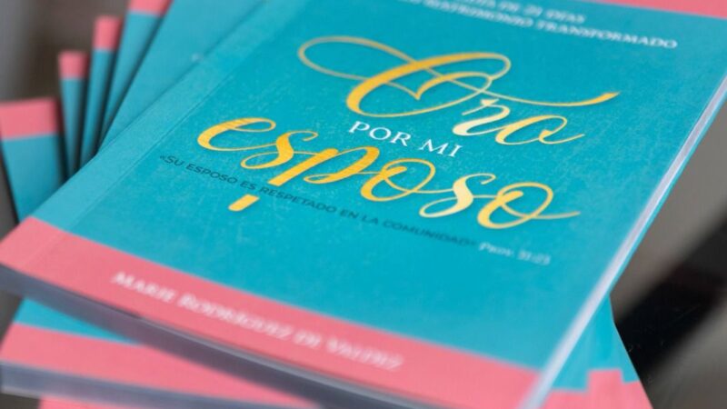 Lanzan libro “Oro por mi esposo”: una guía de oración para fortalecer el matrimonio a través de la fe