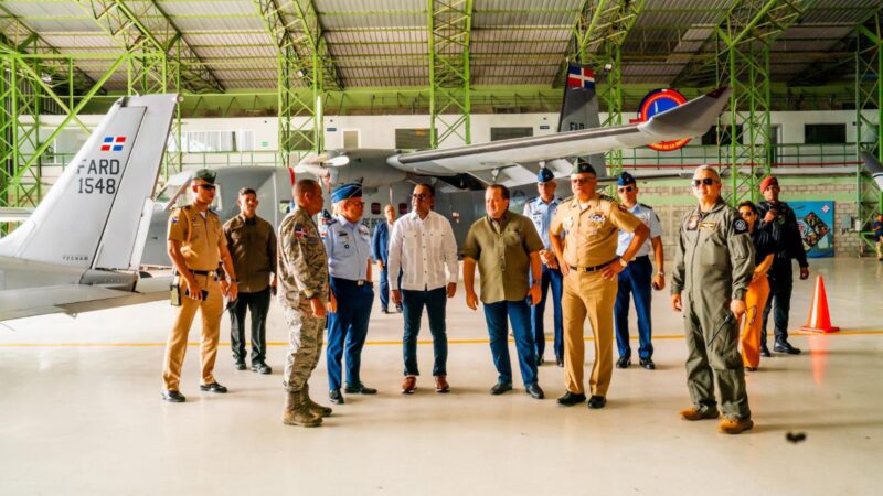 Autoridades supervisan trabajos de intervención a pista de aterrizaje de la FARD