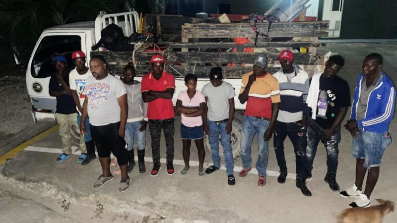 Ejército detiene camión con 11 haitianos indocumentados y una motocicleta en Duvergé