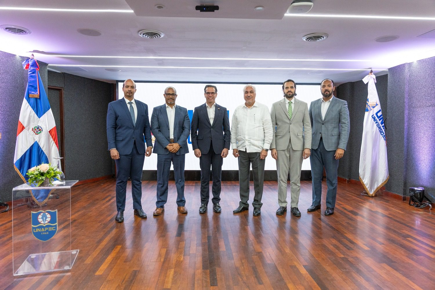 UNAPEC clausura con éxito la 3era Feria de Innovación Universitaria 2025, impulsando el desarrollo sostenible y el liderazgo transformador
