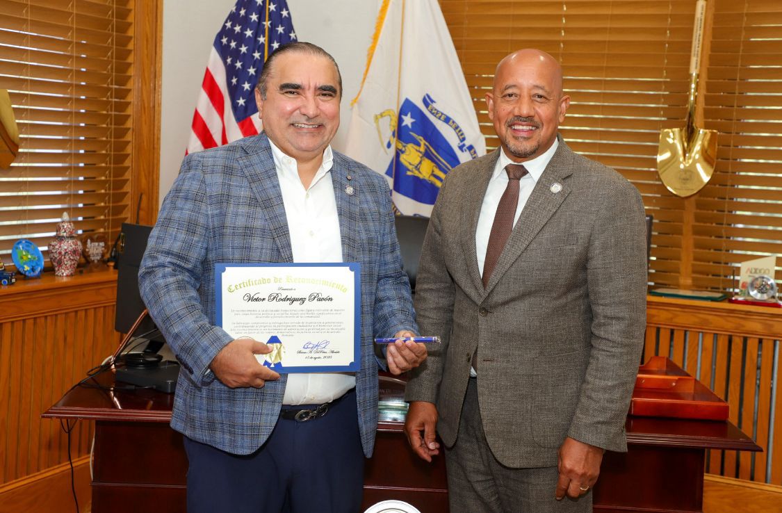 Alcalde de Lawrence otorga reconocimiento y pins de distinción a Víctor Pavón 