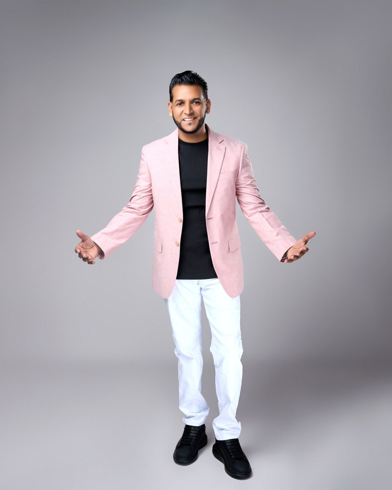 Ronald Núñez regresa con “Hagamos el Amor Borrachos”