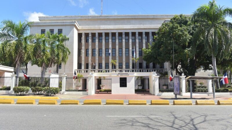 Ministro de Educación solicita acompañamiento de la Contraloría para fortalecer fiscalización de mantenimiento escolar