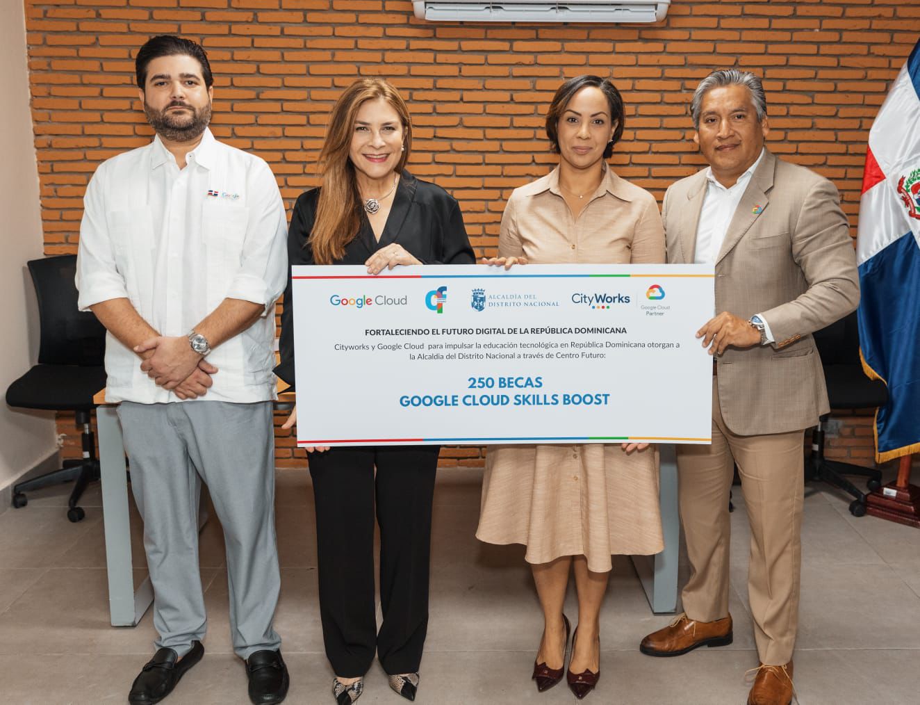Carolina anuncia 250 becas de Google para estudiar inteligencia artificial y análisis de datos en Centro Futuro