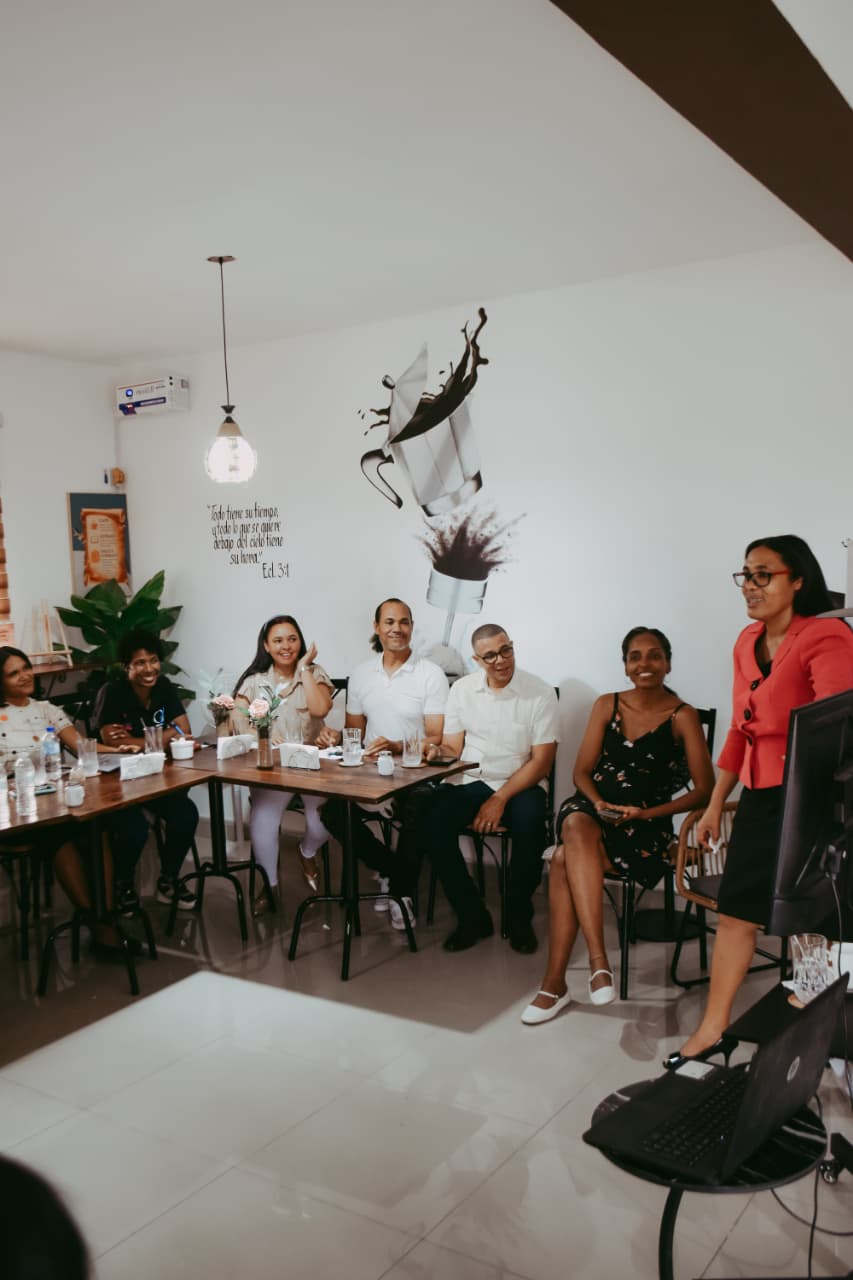 Taller “Finanzas para Emprendedores” reúne a destacados negocios locales bajo la dirección de Yajaira Suárez