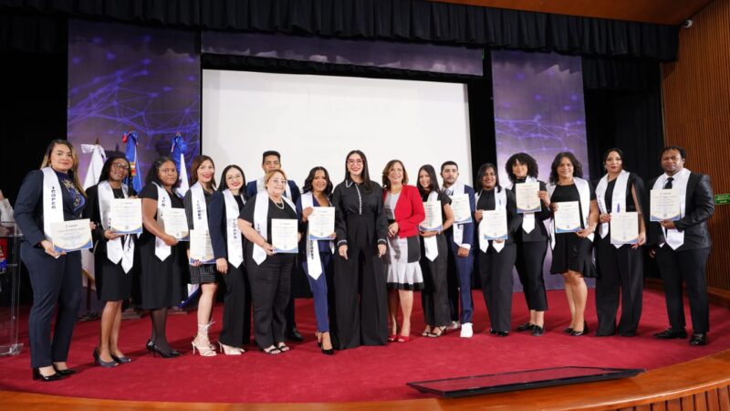 La “Beba Rojas”, inspira a los graduandos en la V edición del ICOPERLa “Beba Rojas”, inspira a los graduandos en la V edición del ICOPER
