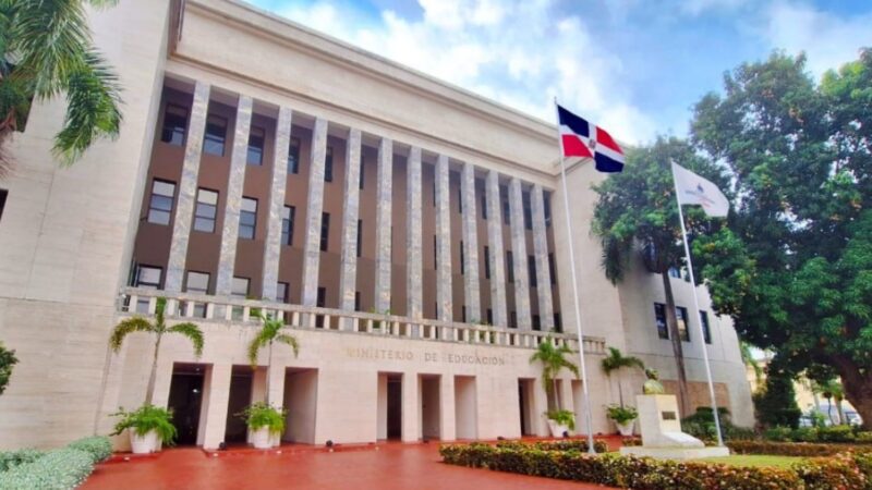 Ministerio de Educación llama a reanudar la docencia en provincias en alerta verde y amarilla