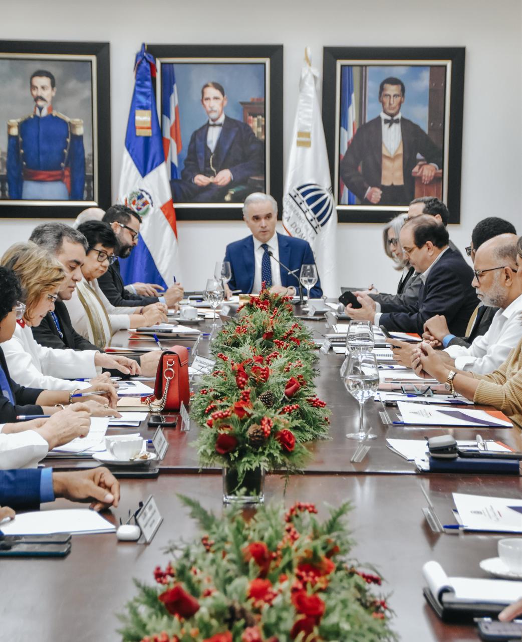 Ministro Luis Miguel De Camps presenta en CNE su apuesta por la inclusión de las competencias digitales
