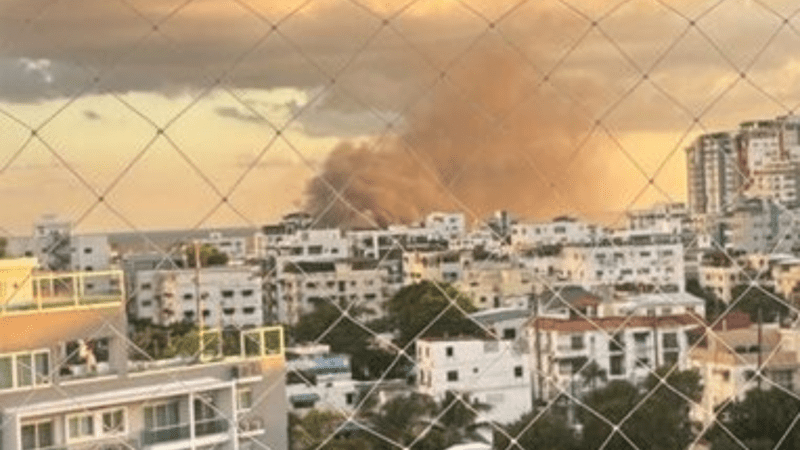 Incendio afecta ferretería en el kilómetro 7 de la avenida Independencia