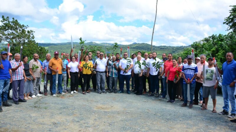 Hecmilio Galvan apoya agricultores de la provincia Duarte