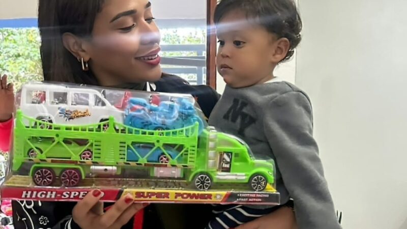 Steffany Constanza lleva alegría y esperanza a la niñez en el Día de Reyes