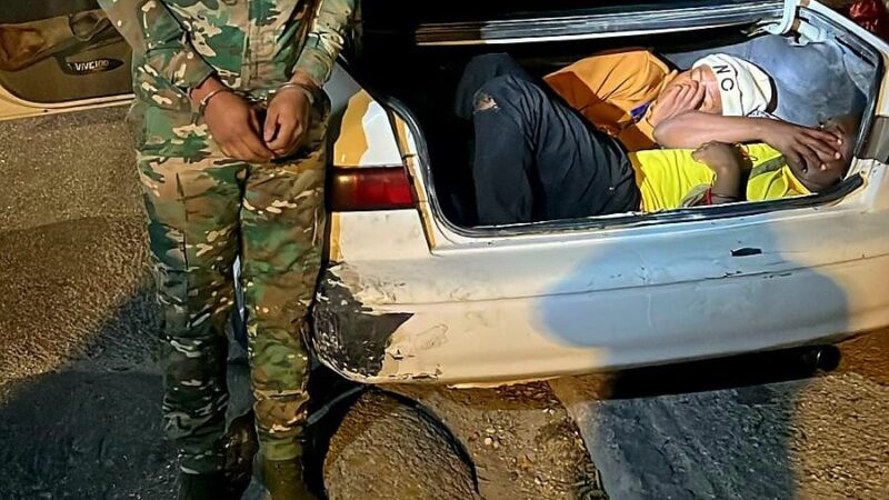 Ejército detiene a exmilitar que transportaba haitianos indocumentados en el baúl de un vehículo en Barahona