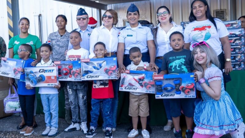 Comandancia General de la Fuerza Aérea, junto a la Asociación de Esposas de Oficiales, celebra el Día de los Reyes Magos con miles de niños