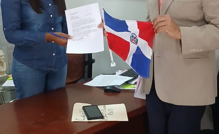 Luis de León formaliza su inscripción como aspirante presidencial del PLD.