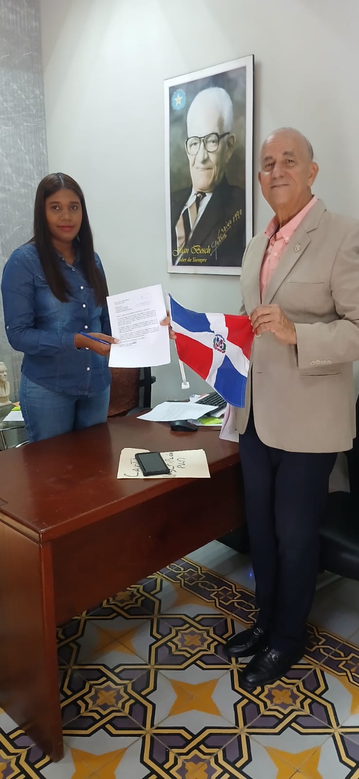 Luis de León formaliza su inscripción como aspirante presidencial del PLD.