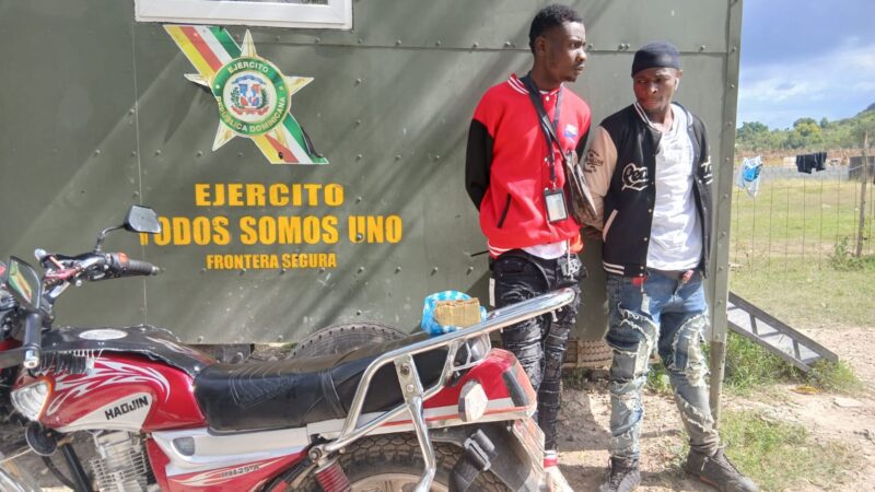 Ejército detiene a dos extranjeros indocumentados con presunta marihuana en Pedernales