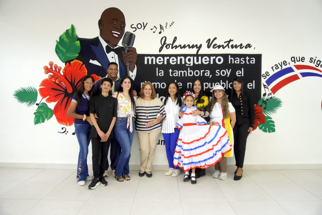 Cathedral International School rinde homenaje a Johnny Ventura junto a su familia